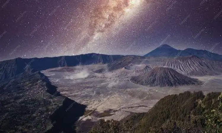Galaksi Bimasakti di atas langit Gunung Semeru