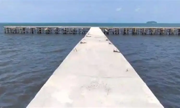 Infrastruktur Dermaga Modern Detail dermaga beton di pelabuhan tanjung batu