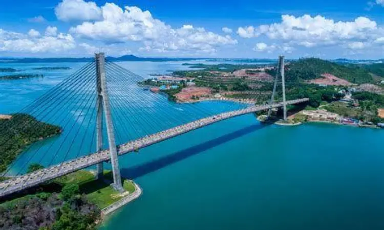 Struktur Megah Jembatan Barelang 1 Pemandangan udara Jembatan Barelang 1 yang menghubungkan pulau