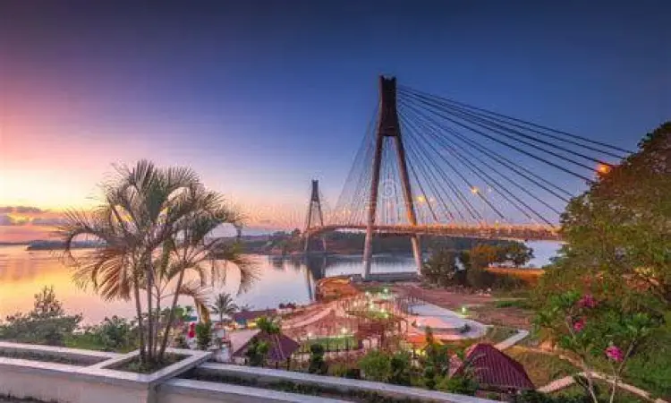 Suasana matahari terbenam yang indah di Jembatan Barelang 1