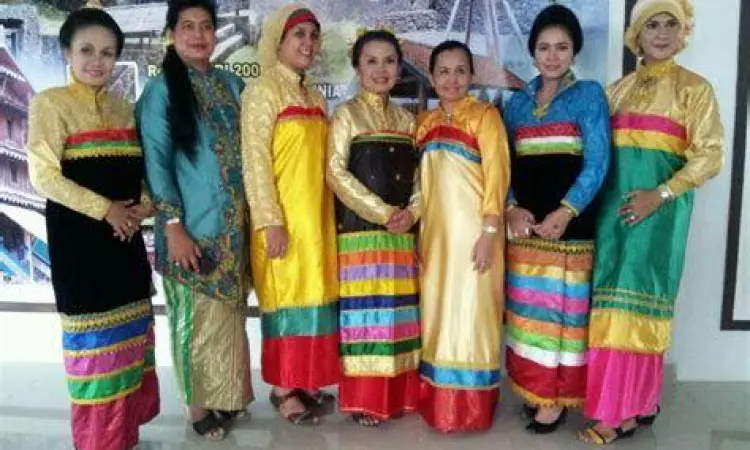 Baju Kombo pakaian adat wanita Buton