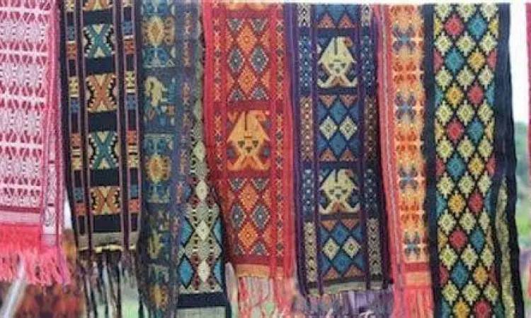 Kain tenun khas Buton dengan motif tradisional