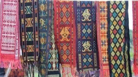 Kain Tenun Buton Kain tenun khas Buton dengan motif tradisional