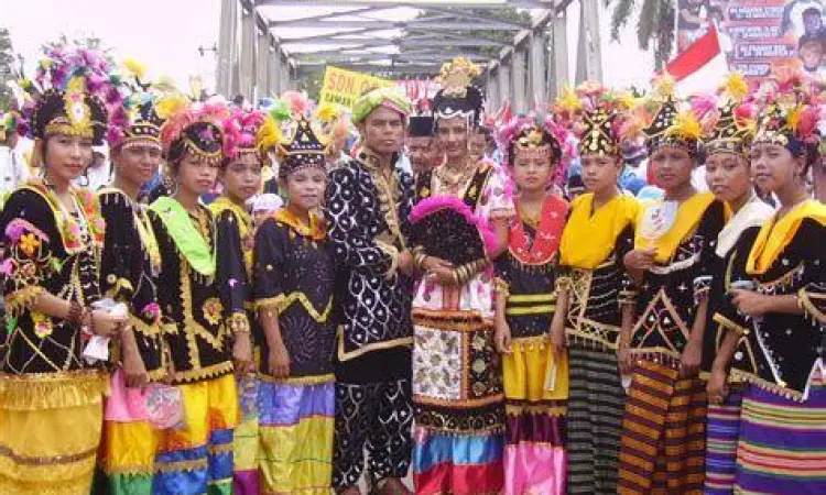 Suasana upacara adat di Bau-Bau menggunakan baju tradisional