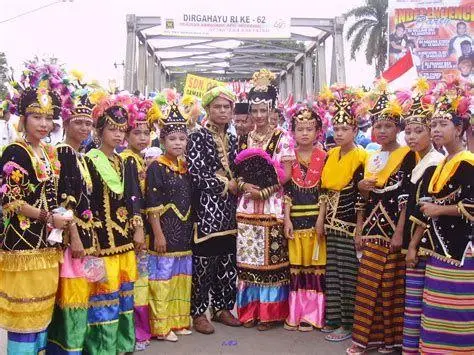 Upacara Adat Buton Suasana upacara adat di Bau-Bau menggunakan baju tradisional