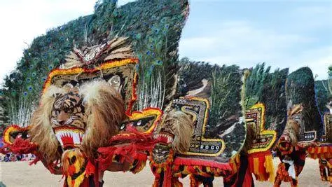 Dhadhak Merak Tari Reog Visualisasi Dhadhak Merak dalam tari reog
