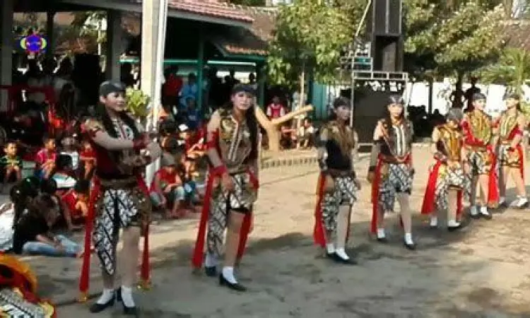 Penari Jathilan dalam rangkaian reog