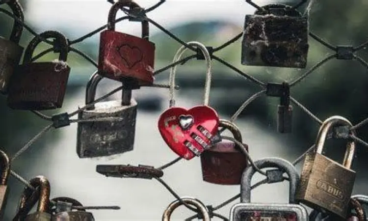 Monumen Gembok Cinta BJBR Pemandangan monumen Gembok Cinta BJBR di sore hari