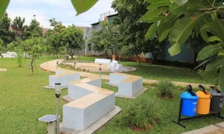 Fasilitas kursi taman dan jalur pejalan kaki di Taman Hijau Pekayon