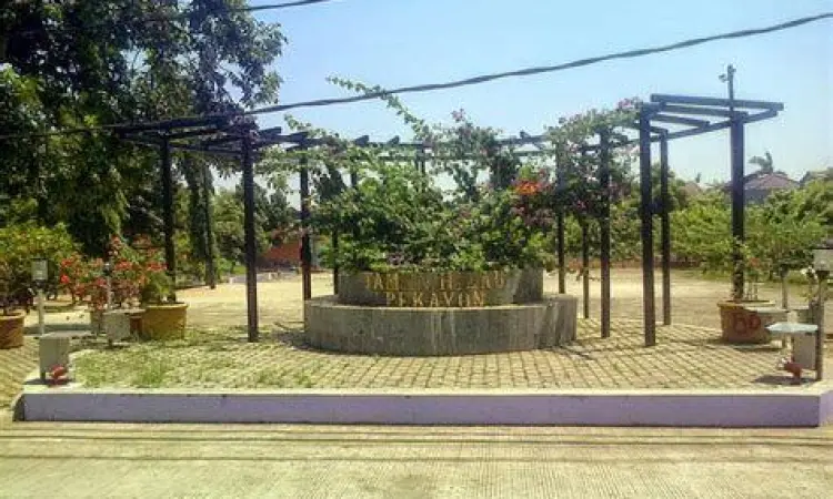 Warga sedang berolahraga pagi di jalur jogging Taman Hijau Pekayon