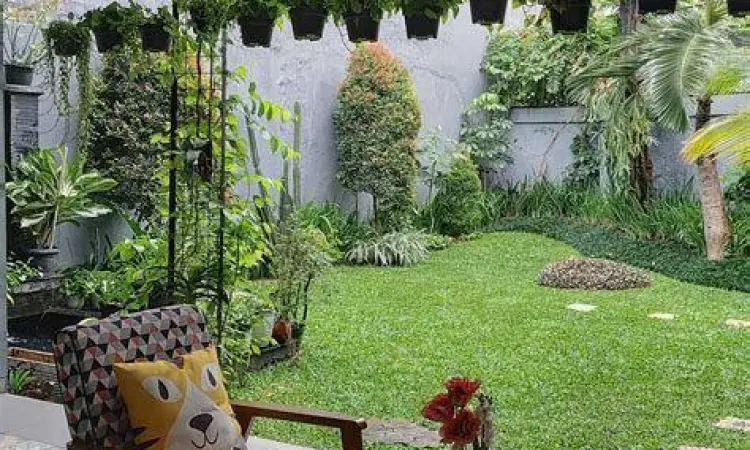 Sudut estetis dengan latar belakang pepohonan di taman kota Bekasi