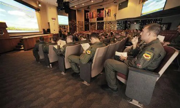 Briefing pilot pesawat tempur di skadron