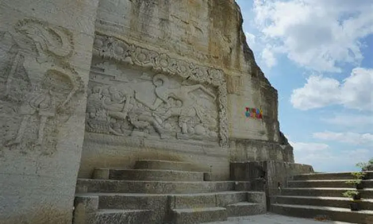 Relief naga di dinding Tebing Breksi Yogyakarta