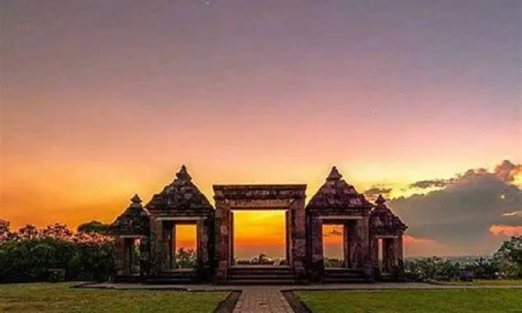 Matahari terbenam di gerbang utama Keraton Ratu Boko