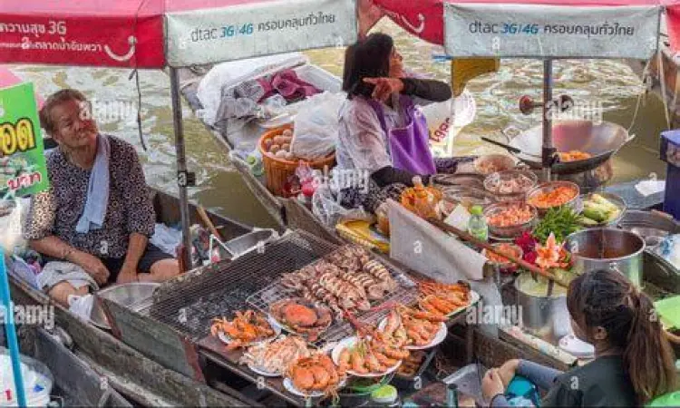 Kuliner seafood bakar di Amphawa Floating Market