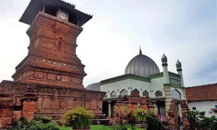 Arsitektur Masjid Nusantara Desain arsitektur tempat ibadah islam di Indonesia yang memiliki pengaruh budaya lokal