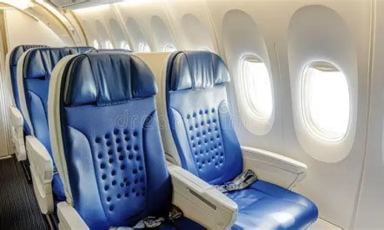 Interior pesawat yang nyaman dengan pencahayaan tenang