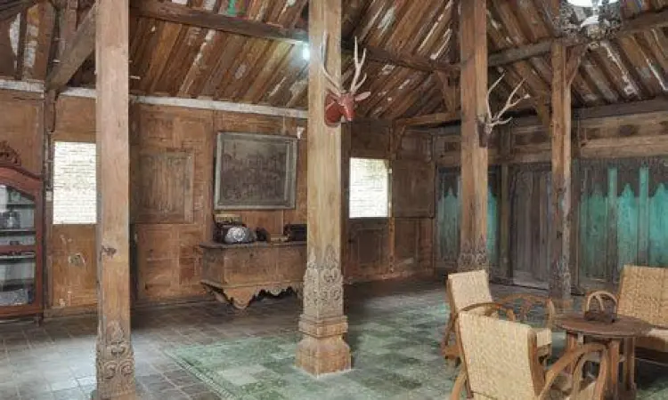 Interior Klasik Joglo Bagian dalam rumah joglo dengan ukiran kayu jati