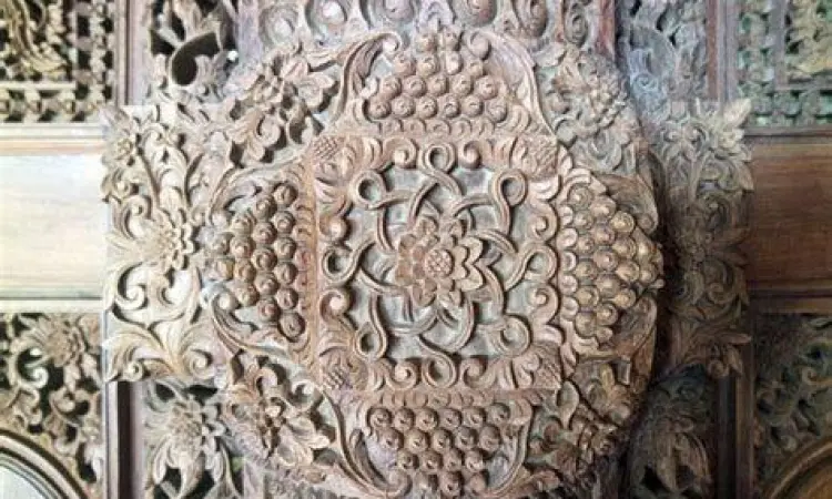 Ukiran detail pada gebyok rumah joglo