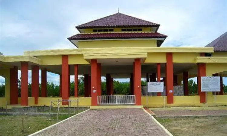Kompleks makam Syekh Abdurauf as-Singkili di tepi Pantai Syiah Kuala