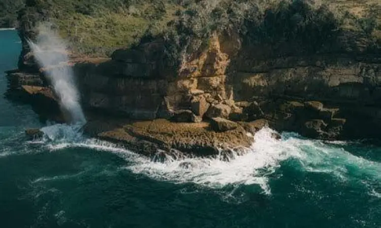 Pemandangan laut lepas dari atas Tebing Banyu Muluk