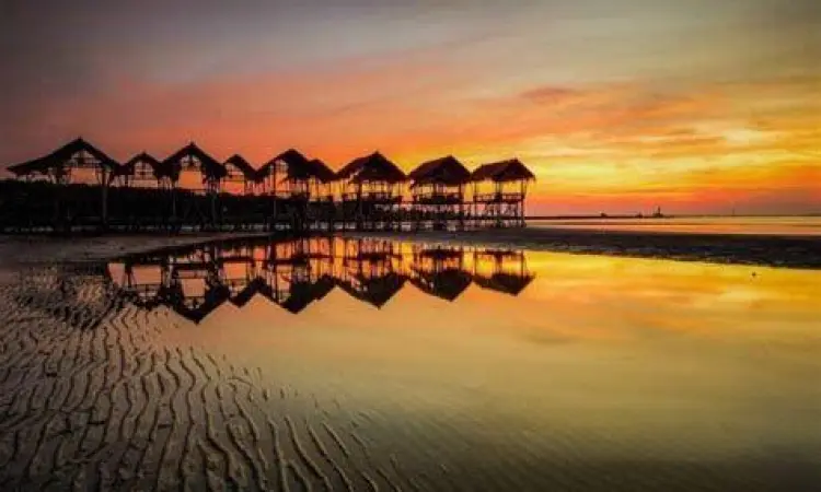 Sunset Pantai Karangsong Pemandangan matahari terbenam di pesisir Karangsong