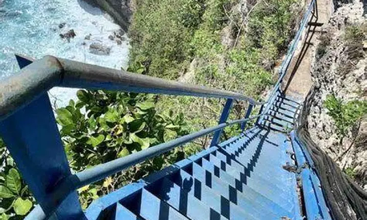Tangga Biru Guyangan Anak tangga biru di tebing Air Terjun Guyangan