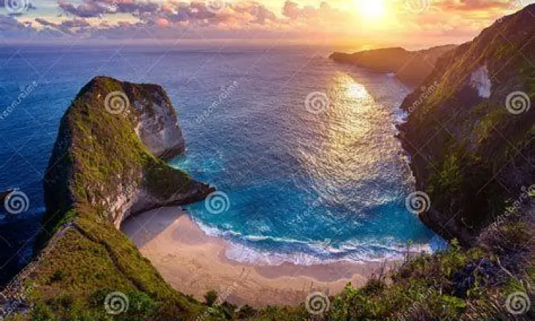 Sunset Nusa Penida Pemandangan tebing Nusa Penida saat sore hari