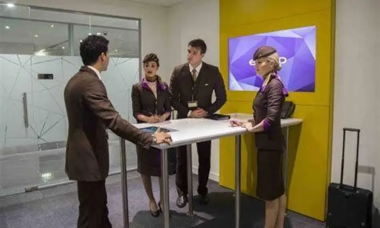 awak kabin melakukan koordinasi sebelum terbang