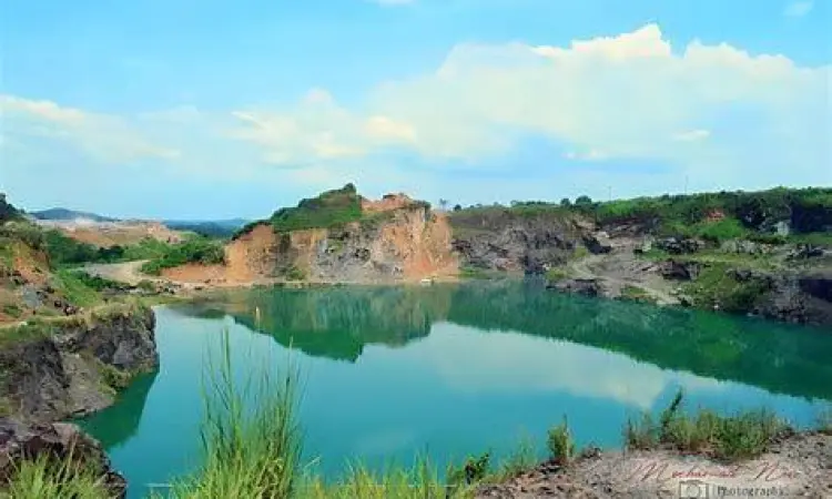 Spot Foto Danau Quarry Pengunjung berfoto di tepi tebing Danau Quarry