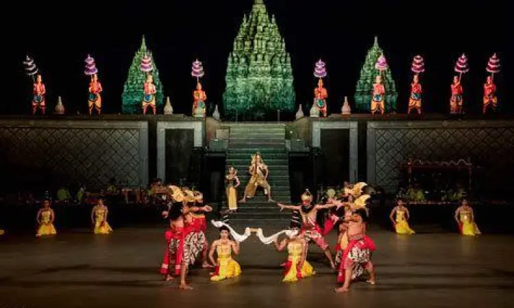 Pertunjukan tari Ramayana Ballet di panggung terbuka Prambanan