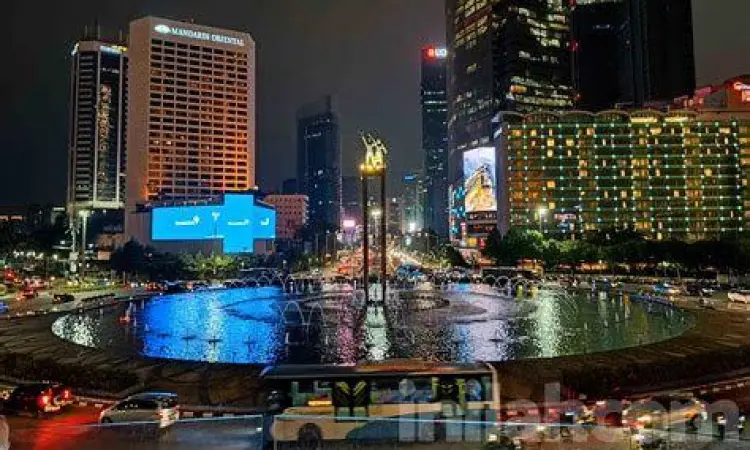 City View Jakarta Pemandangan malam hari Bundaran HI dari jendela hotel