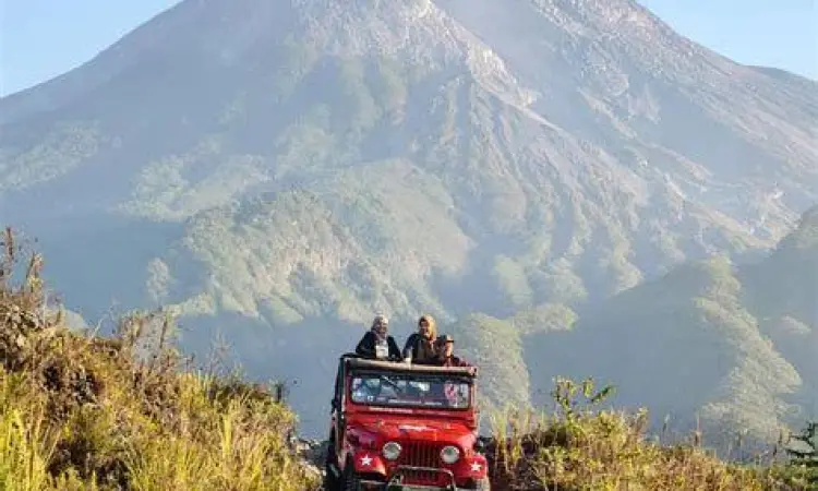 Petualangan Jeep Merapi Aktivitas Jeep Lava Tour melintasi sungai di lereng Merapi