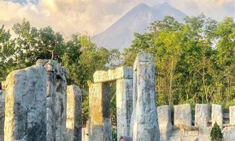 Stonehenge Cangkringan Yogyakarta Susunan batu Stonehenge Cangkringan di lereng Merapi