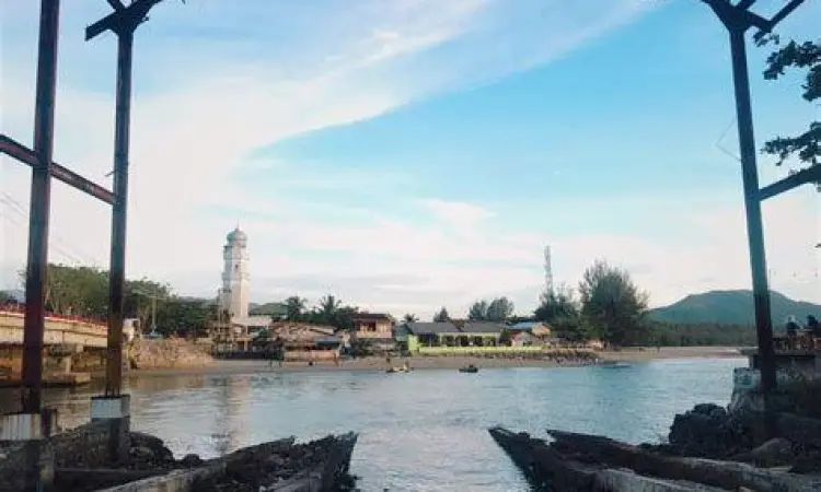 Pemandangan Masjid Baiturrahim di dekat Pantai Ulee Lheue