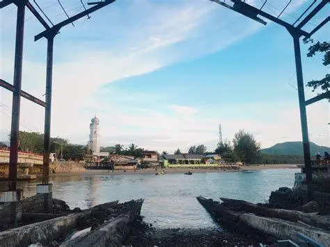 Masjid Baiturrahim Ulee Lheue Pemandangan Masjid Baiturrahim di dekat Pantai Ulee Lheue