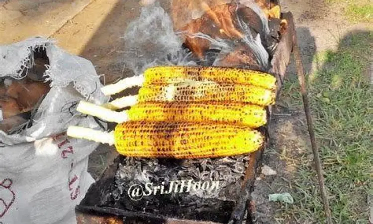 Penjual jagung bakar di pinggir Pantai Ulee Lheue