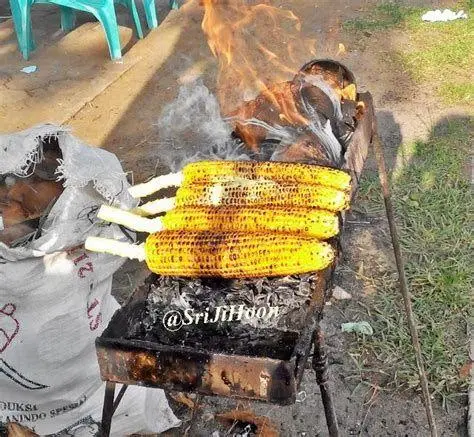 Kuliner Pantai Ulee Lheue Penjual jagung bakar di pinggir Pantai Ulee Lheue