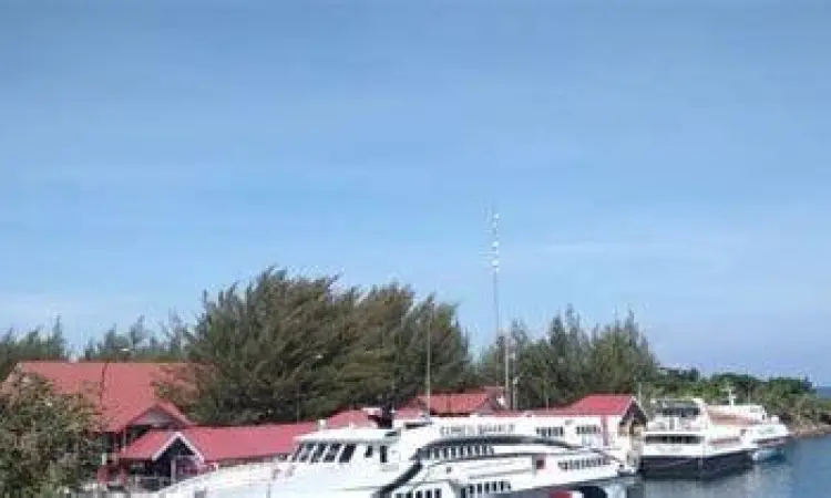 Suasana Pelabuhan Penyeberangan Ulee Lheue