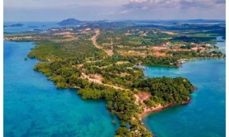 Pemandangan udara pulau panjang batam yang dikelilingi laut biru