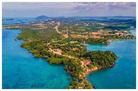 Lanskap Pulau Panjang Batam Pemandangan udara pulau panjang batam yang dikelilingi laut biru