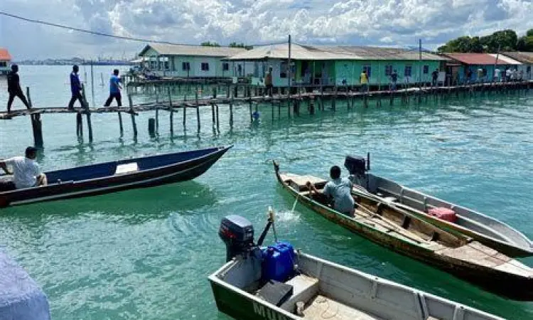 Nelayan tradisional di pulau panjang batam sedang mencari ikan