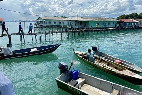 Kehidupan Nelayan Pulau Panjang Nelayan tradisional di pulau panjang batam sedang mencari ikan