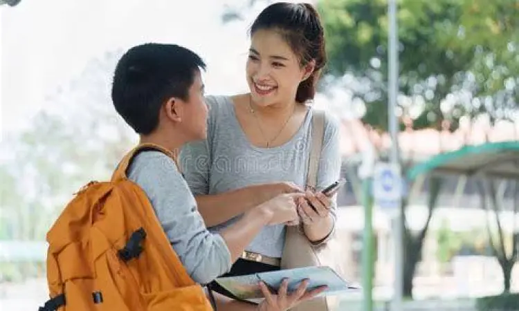 Diskusi Rencana Perjalanan Sekelompok backpacker mendiskusikan rencana perjalanan