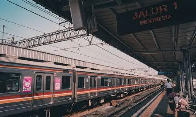 Suasana peron stasiun kereta tangerang