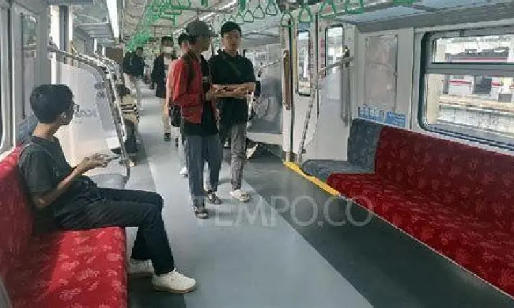 Kondisi dalam gerbong kereta commuter line