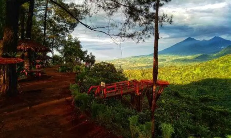 Fasilitas Wisata Cianten Warung makan dan fasilitas musala di kawasan cianten