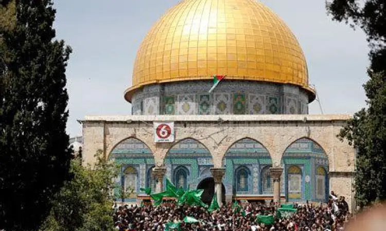 Suasana ibadah di dalam Masjid Al Baqa