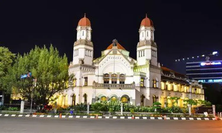 Keindahan arsitektur Lawang Sewu Semarang saat malam hari dengan lampu sorot