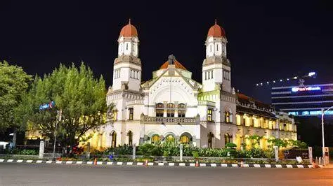 Lawang Sewu Malam Hari Keindahan arsitektur Lawang Sewu Semarang saat malam hari dengan lampu sorot